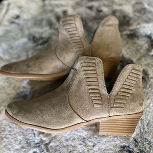 New Ankle Cut Boot Bootie by Soda Womens
Size 8.5M Brown Faux Taupe Suede V Cut